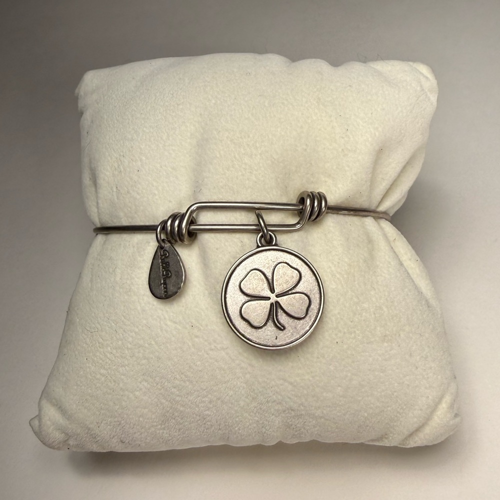 Bella Ryann Four Leaf Clover Vintage Charm Bangle Bracelet - Picture 4 of 6